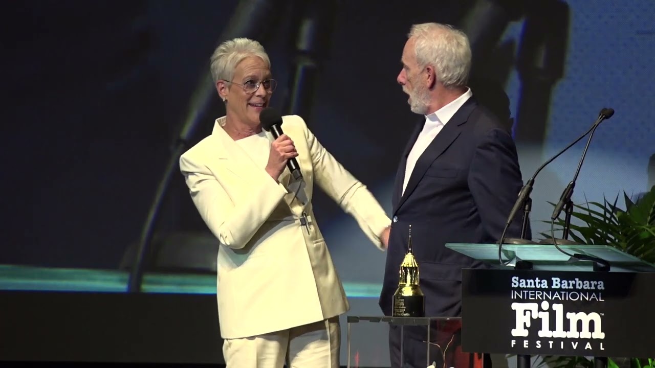 SBIFF 2023 — Кристофер Гест вручает Джейми Ли Кёртис премию Maltin Modern Master Award