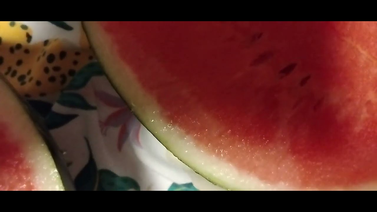 The sound of a ripe watermelon being opened #sounds #satisfyingsounds #watermelon #shorts