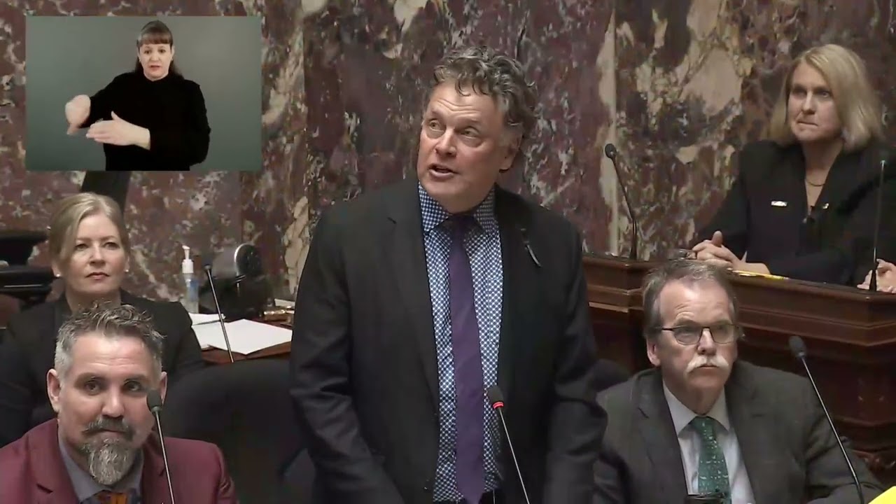 Депутат Законодательного собрания Валериот представляет нового политического аналитика от Партии ...