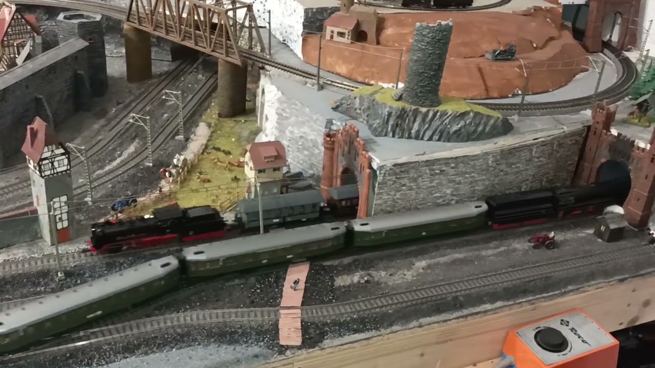 MODELLEISENBAHN MÄRKLIN DIGITAL ANLAGE H0 UNTERE EBENE, OBERE EBENE GLEICHSTROM ANALOG H0. SOUND...