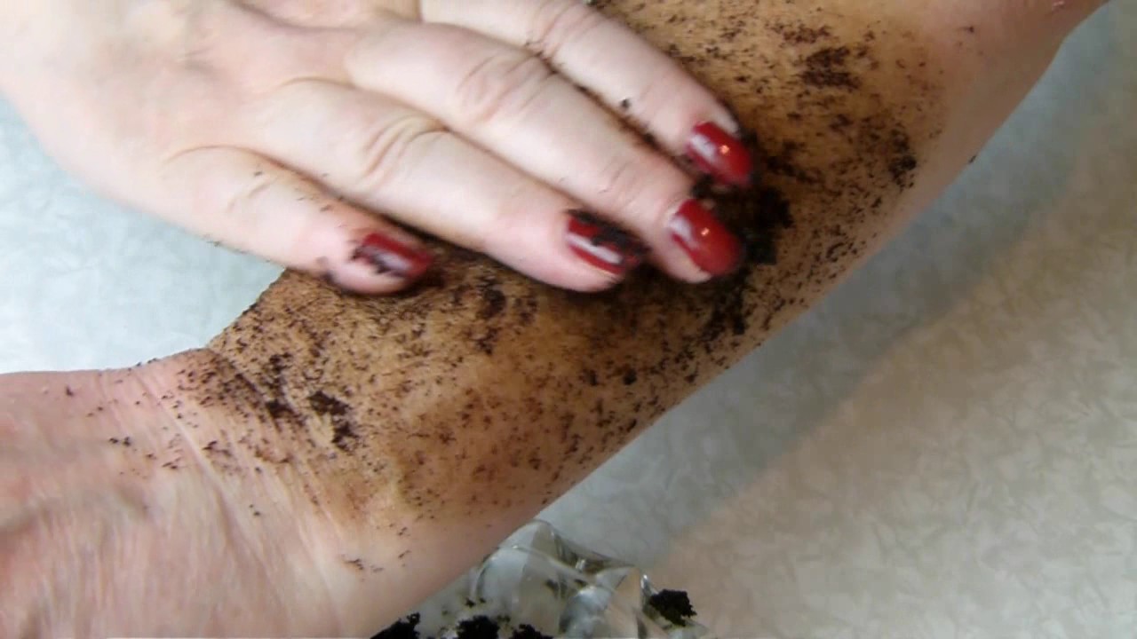 Cellulite mit einer Kaffee Peeling Massage bek&auml;mpfen