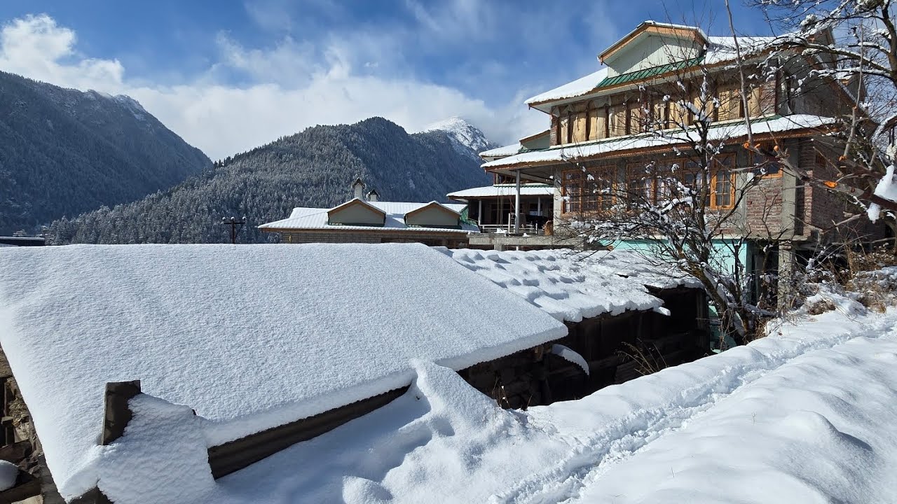 sangla valley me barfbaari ke baad  chandi  ki  trha  chamki  wadiya