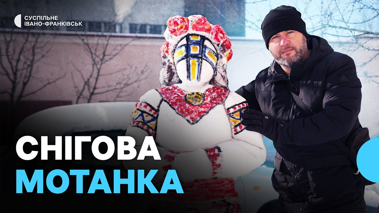 В Івано-Франківську художник Олександр Поляруш зліпив ляльку-мотанку