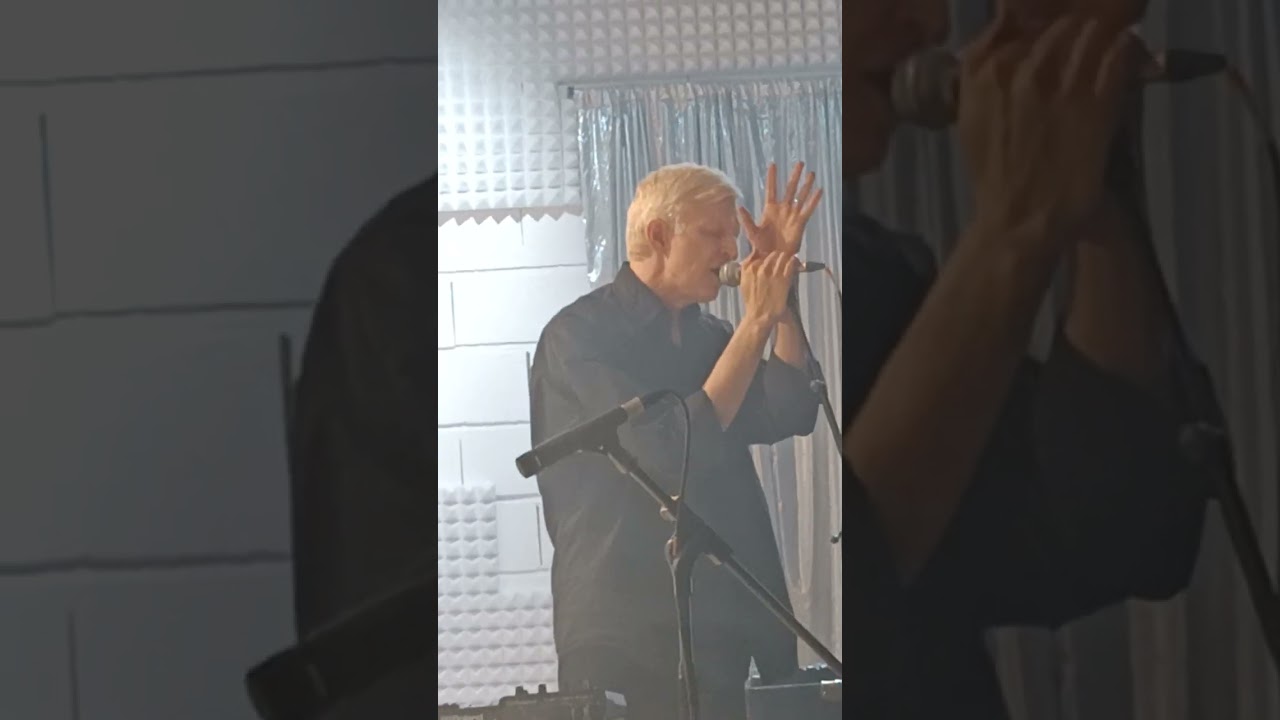 Jay-Jay Johanson en clôture du Futuro show au Marché Dauphine le 1er février 2026. 