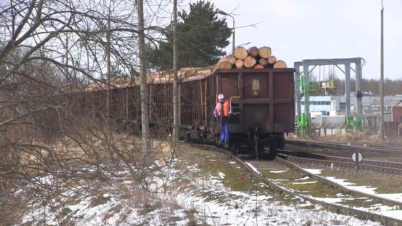 Manewr przetaczania wielotonowego pociągu towarowego z jednego toru na drugi.