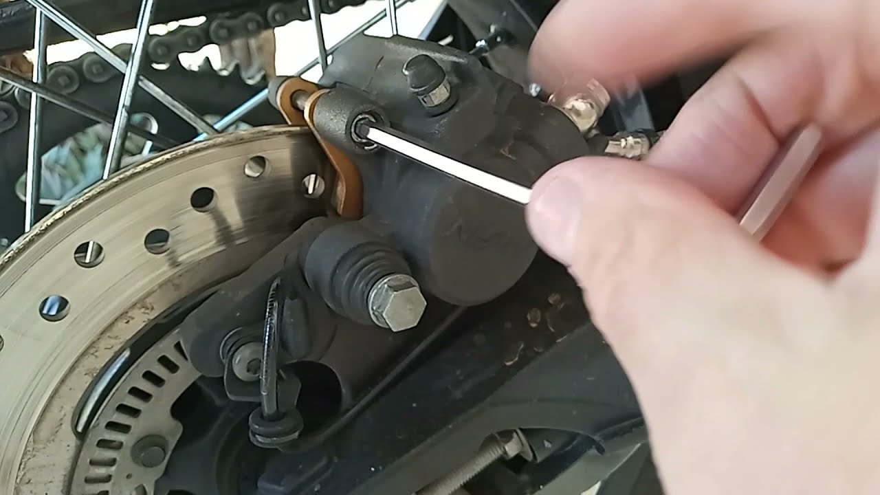 Troca de pastilha de freio traseiro da tiger 800