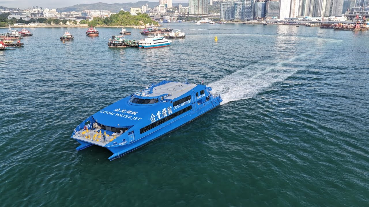 Austal 47.5m M.V. "Londoner Grand 倫敦人名滙"   leaves layby barge 