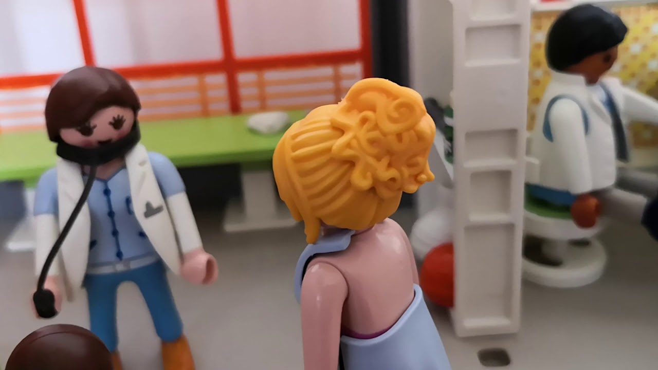 Chloé en français présente une histoire Playmobil : la prise de sang ! 💉