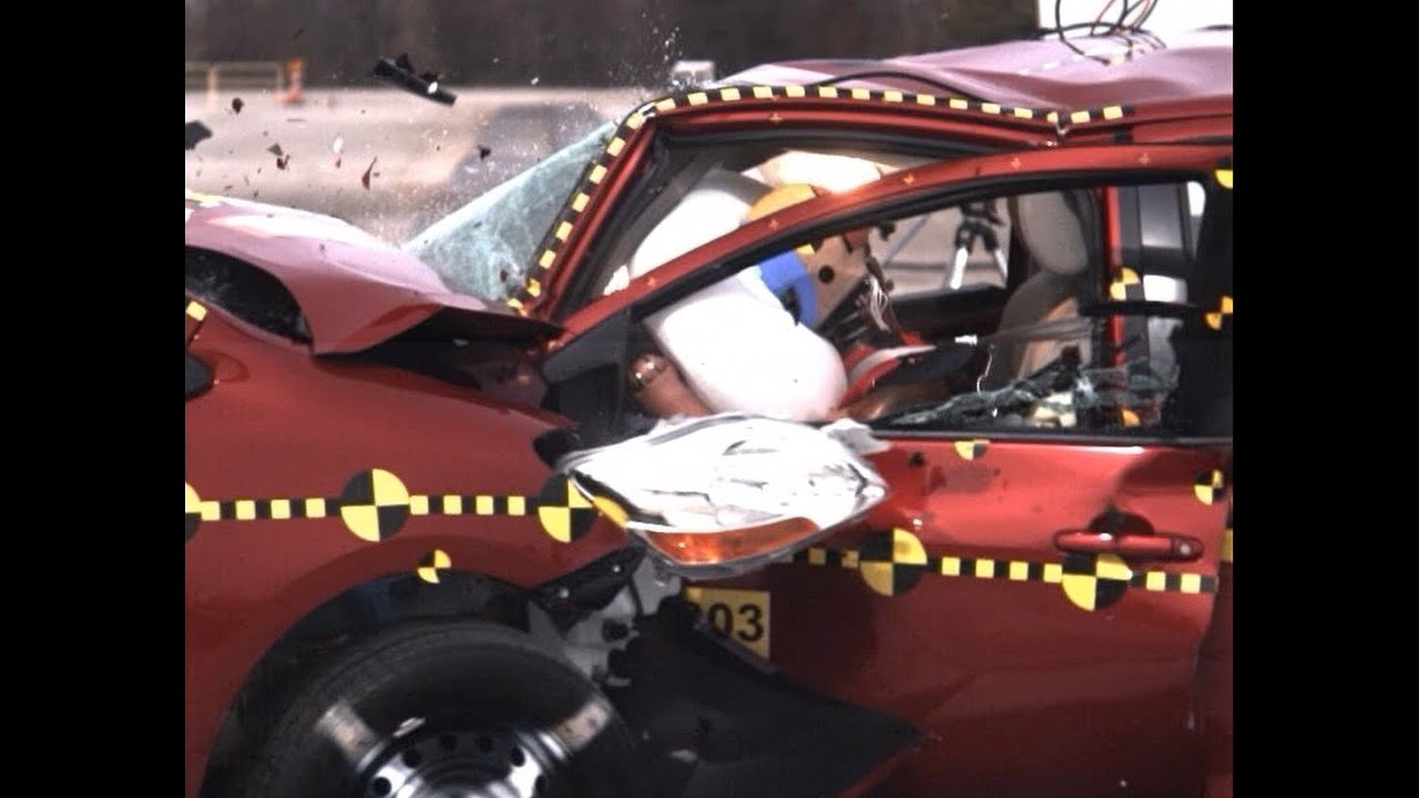 Toyota Yaris vs. Toyota Yaris (2010): Car destroys itself in NHTSA crash test