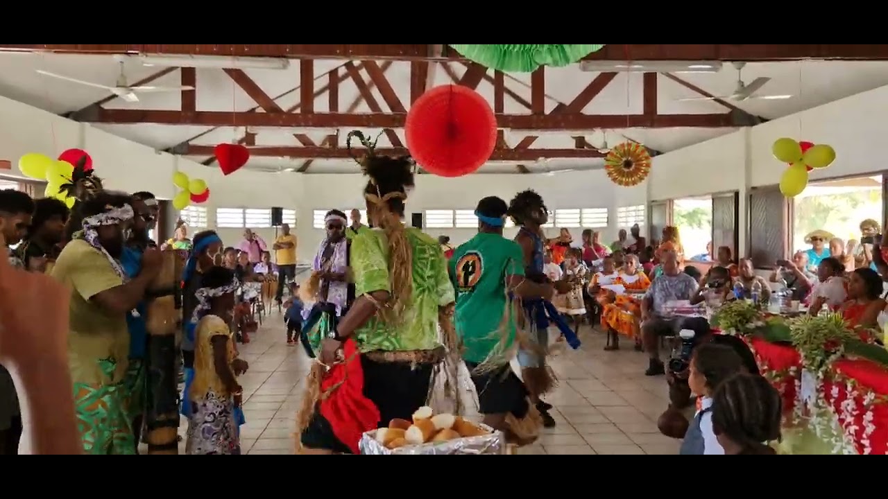 Prestation de danse du groupe Wetr pour les mariés à Falefono Paita.