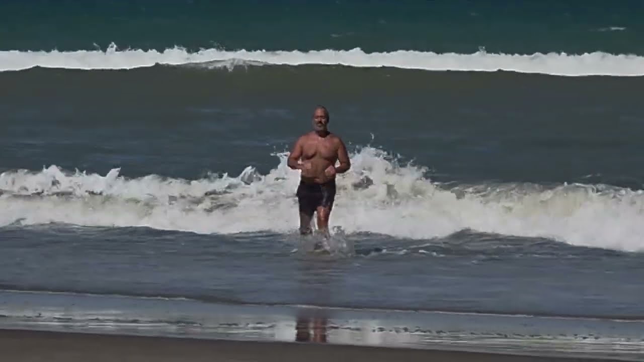 Nadando en el mar. Villa Gesell 2026