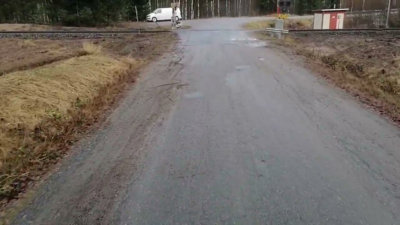 Sisu E18 Cat630 pulling full load in finnish autumn