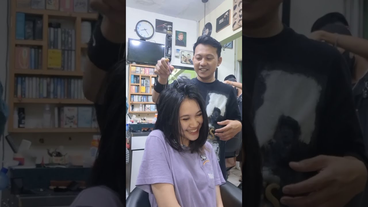 Ka Adel juga ,potong rambut juga bareng topaz,kancur , head massage simple,kena bokoma senyum senyum