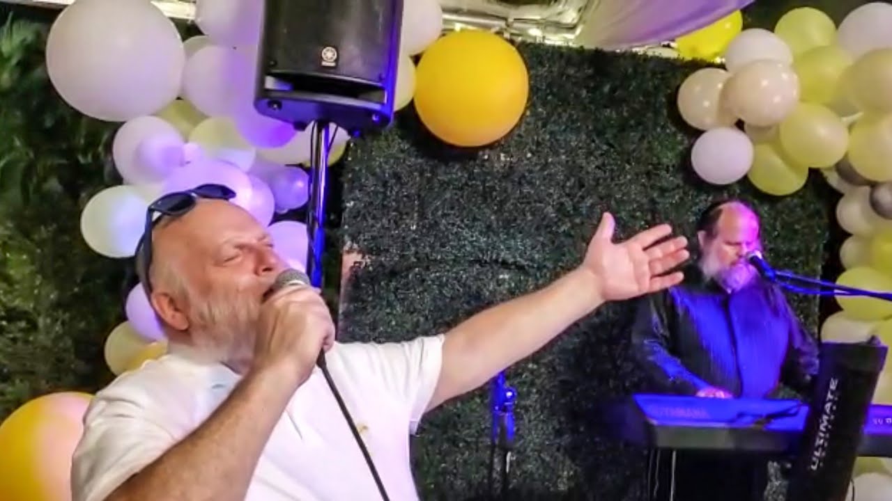 Michoel Schnitzler Sings Lechtele Live at a Kumzitz|מיכאל שניצלער לעכטעלע