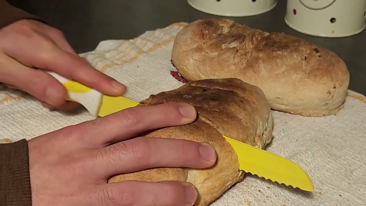 Pain aux noix maison : croustillant dehors, moelleux dedans !