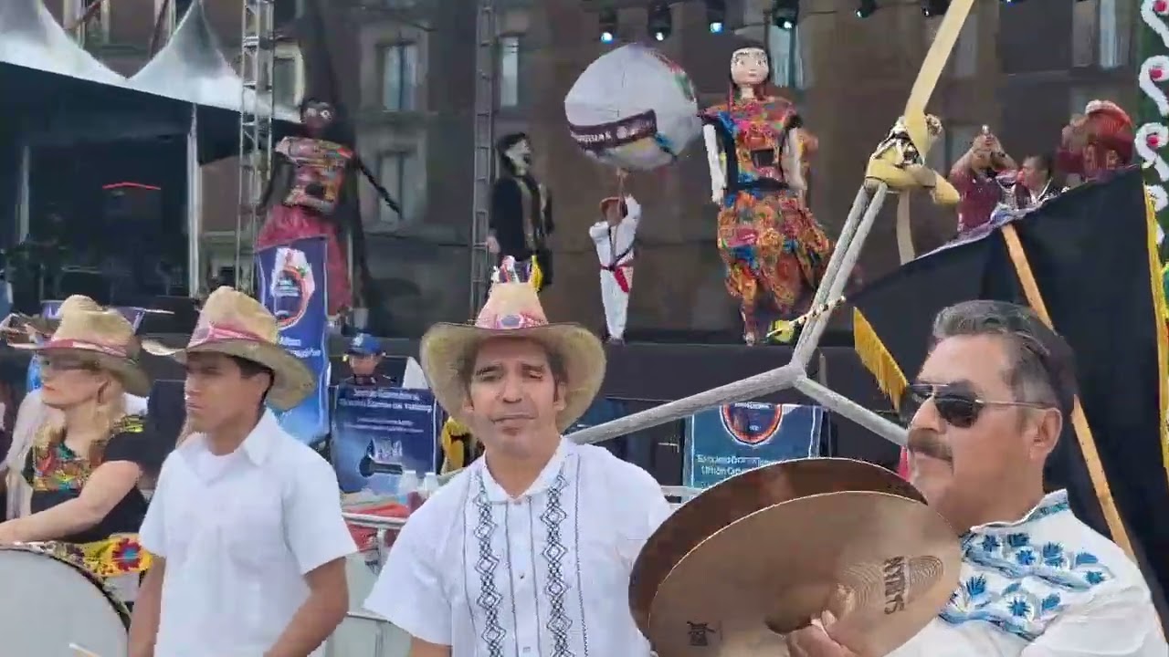 FLOR DE PIÑA 🍍 interpretada por 15 Bandas...BANDA OAXAQUEÑA CIELO ZAPOTECA 