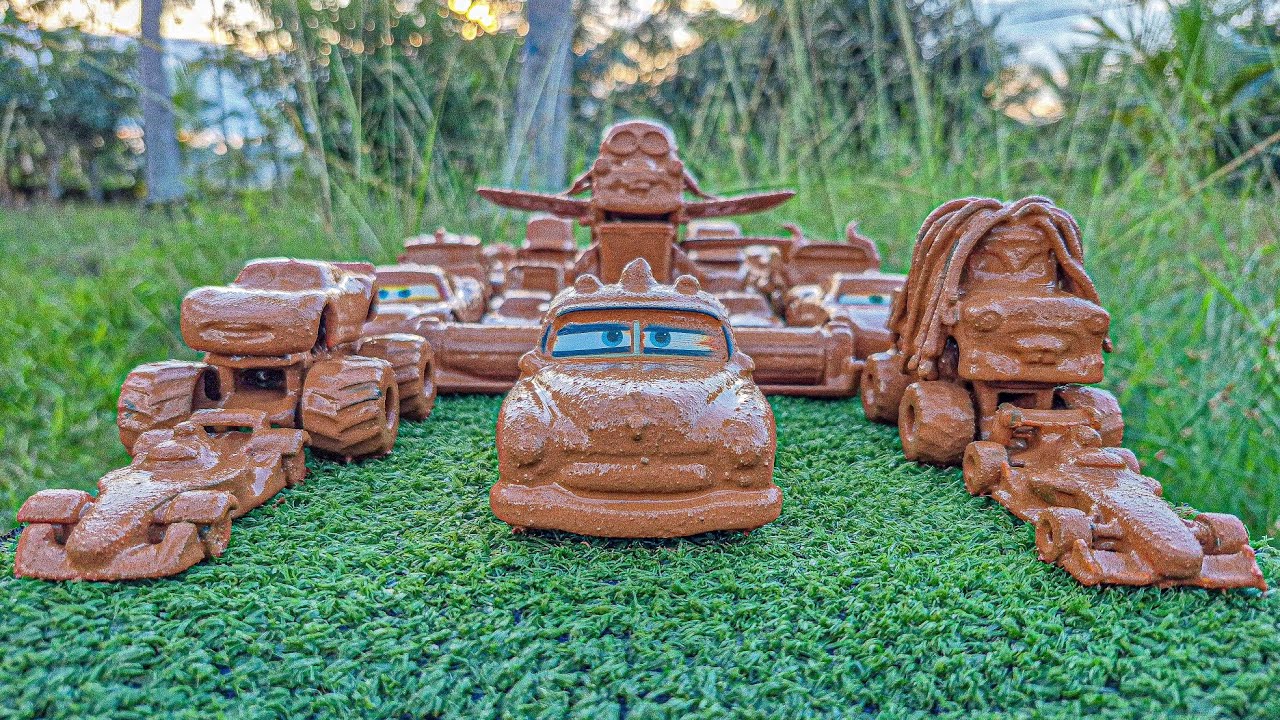 Bersihkan banyak mobil disney & konvoy mobil mainan berlumpur