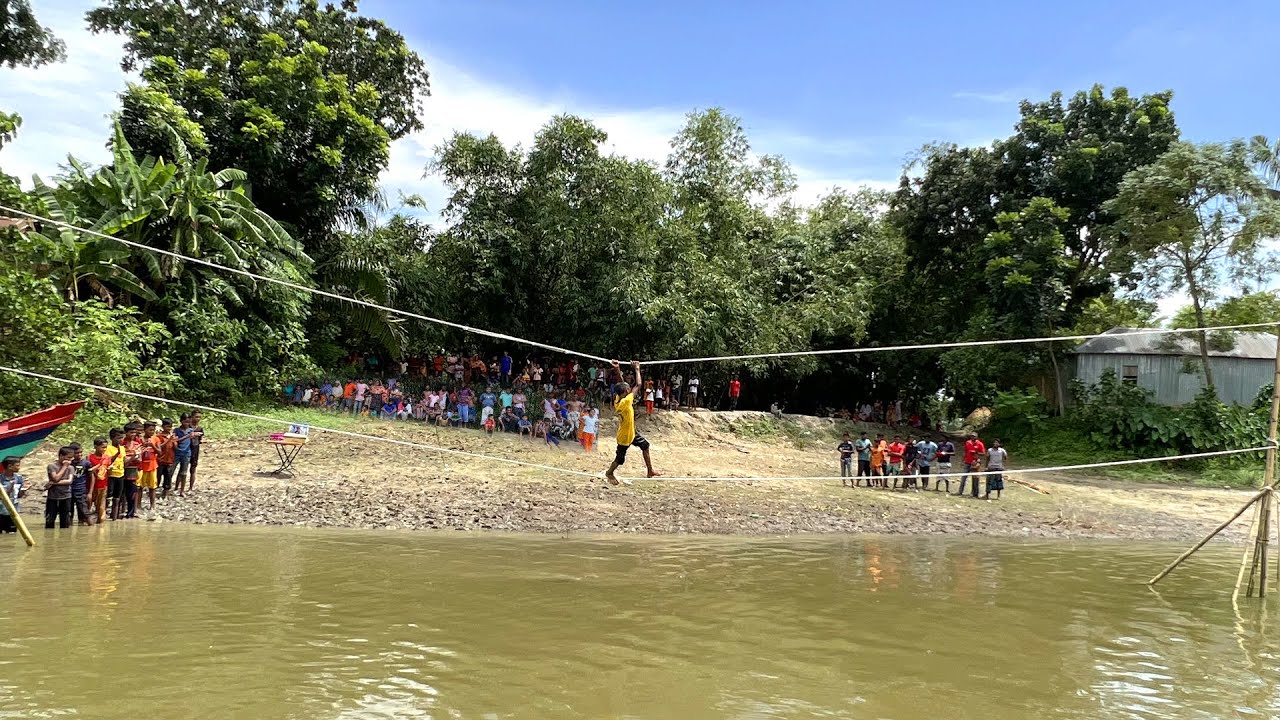 রশি হেঁটে নদী পাড় হওয়ার চ্যালেঞ্জ। পানির উপর মজার খেলা দেখতে গ্রামবাসী ছুটে আসলো, মেতে উঠলো আনন্দে
