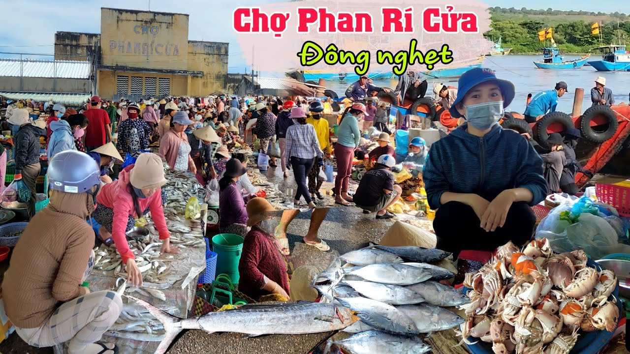 Chợ Phan Rí Cửa - Đủ loại hải sản tươi ngon giá rẻ, chè, bánh
