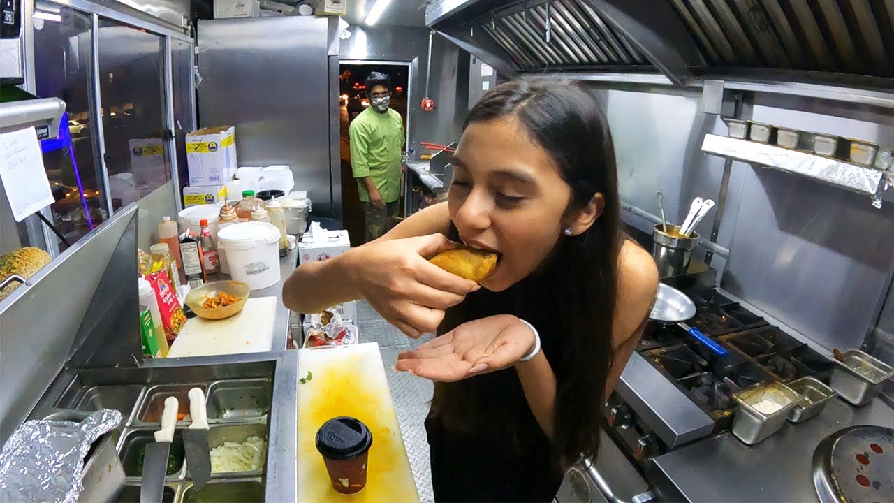 BENGALI INDIAN FOOD TRUCK in America | Kathi Roll 🤤 Samosa & more 🇮🇳