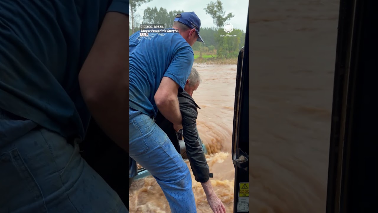 Пожилого водителя спасли из машины, ушедшей под воду при наводнении