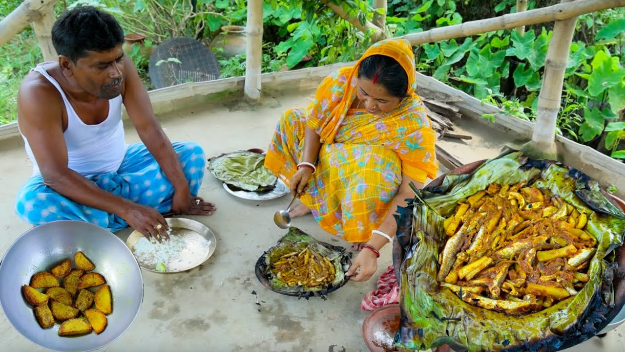 নদীর মাছ আর মাঠের শোলা কচু তার সাথে গরম গরম ভাত, এর থেকে ভালো খাবার আর কিছু আছে কি !!
