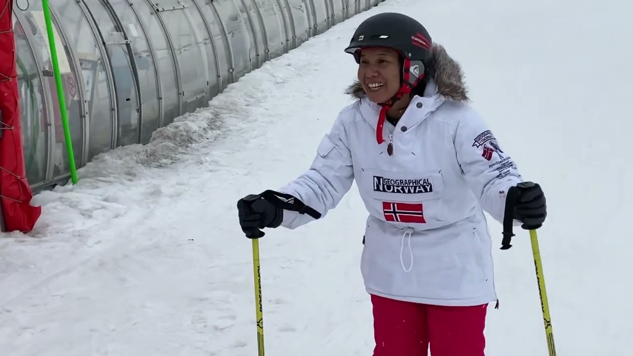Beginner skiing down the 4 km GREEN ski-slope connected to Val Thorens city.