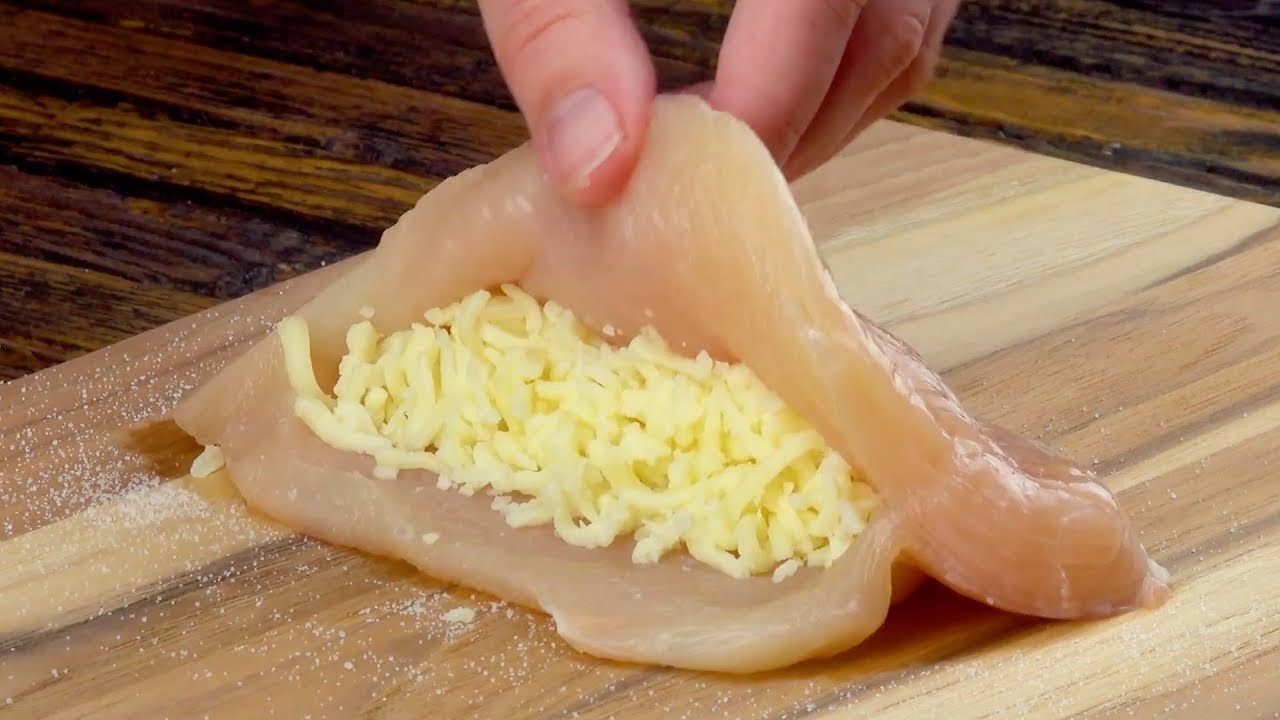 Rellena el filete de pollo de queso y ciérralo. ¡Tan fácil pero tan rico!