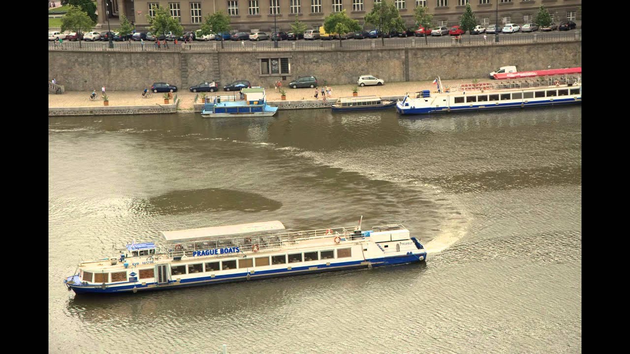 Prahou prot&eacute;k&aacute; řeka VLTAVA, n&aacute;v&scaron;těvn&iacute;ky pak  pivo, 