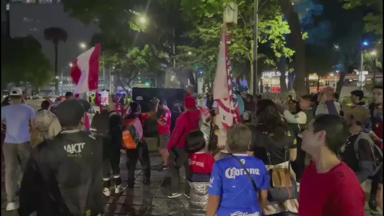 Los aficionados del Toluca celebran el campeonato en el Ángel