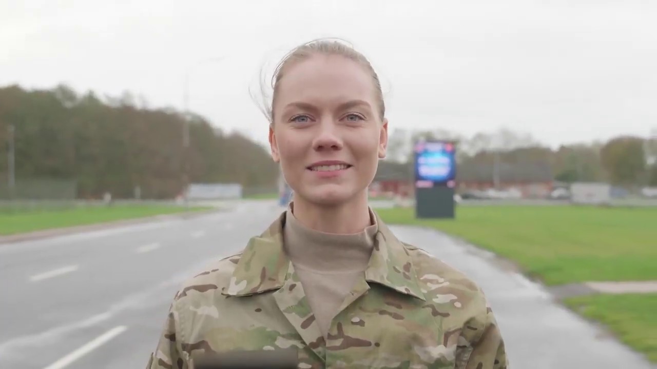 Pilot og flymekaniker: &Aring;bent hus p&aring; Flyvestation Aalborg