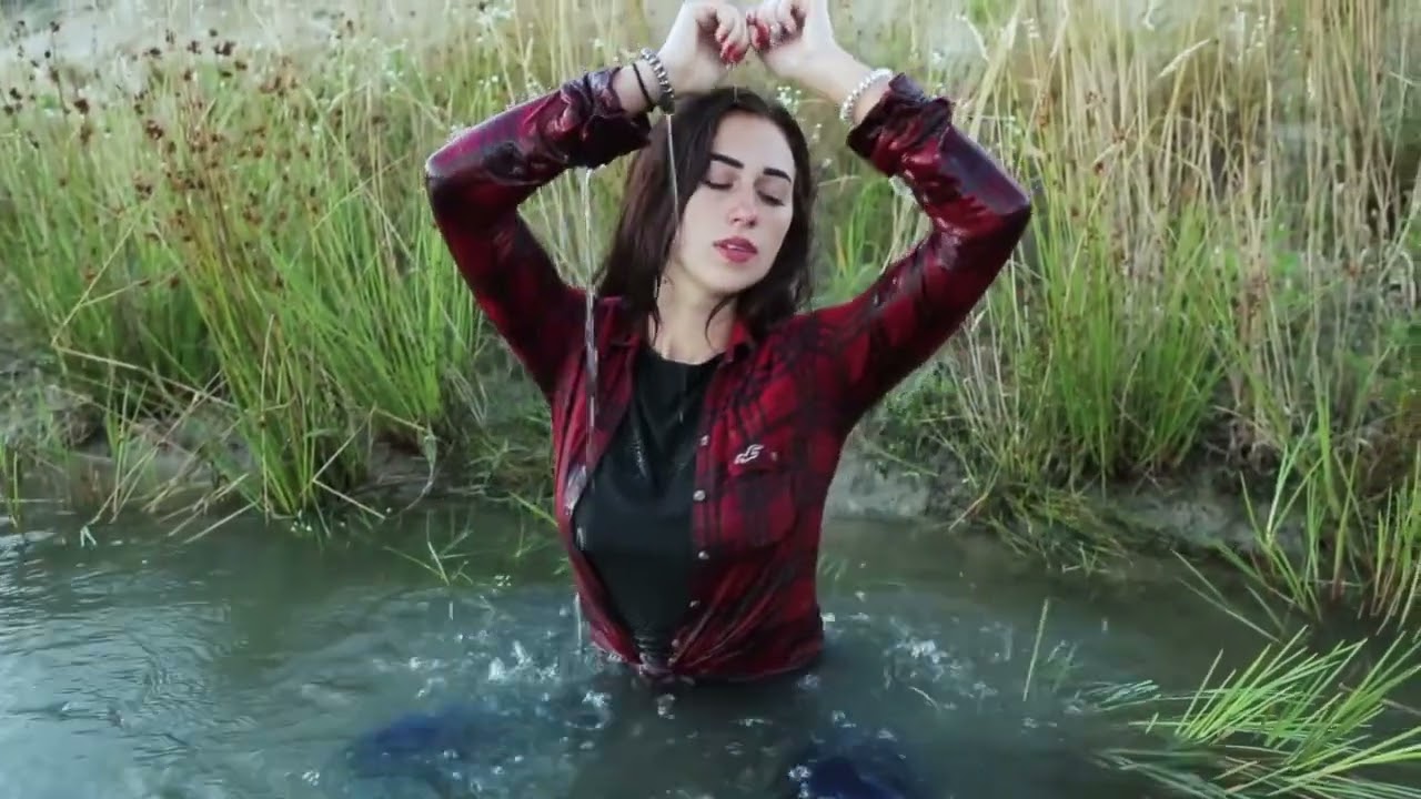 Wetlook Jeans and Sneakers in Lake