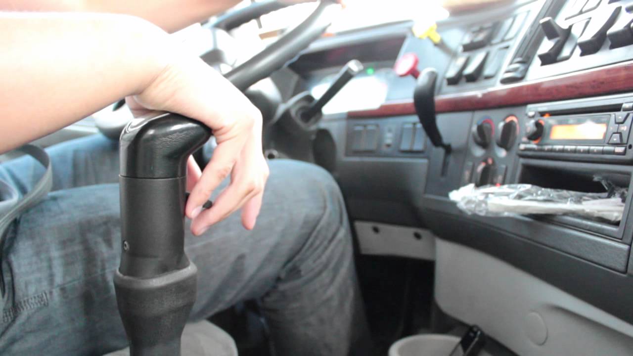 Volvo Truck 2009 40k kg Weight Load Driving Through The City Montreal 10 Speed Transmission