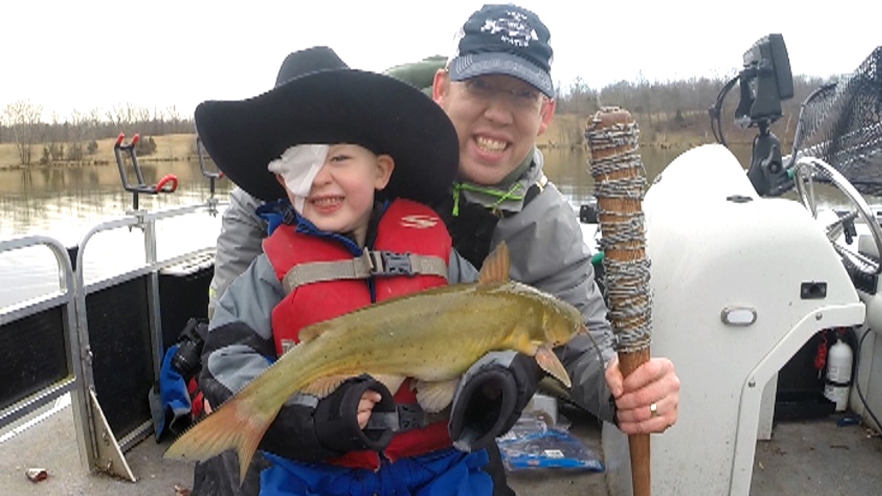 Zombie apocalypse fishing challenge!!! &ndash; catfishing with survival kit &ndash; bug out bag review