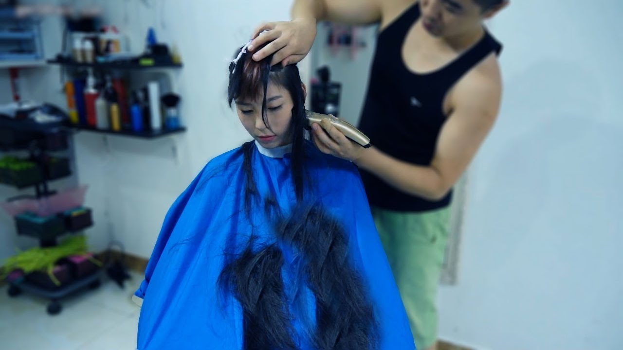 沒錯 姑娘的理髮被理髮師全程推光 全方位多角度的剃光後腦 青青的髮茬實屬誘人