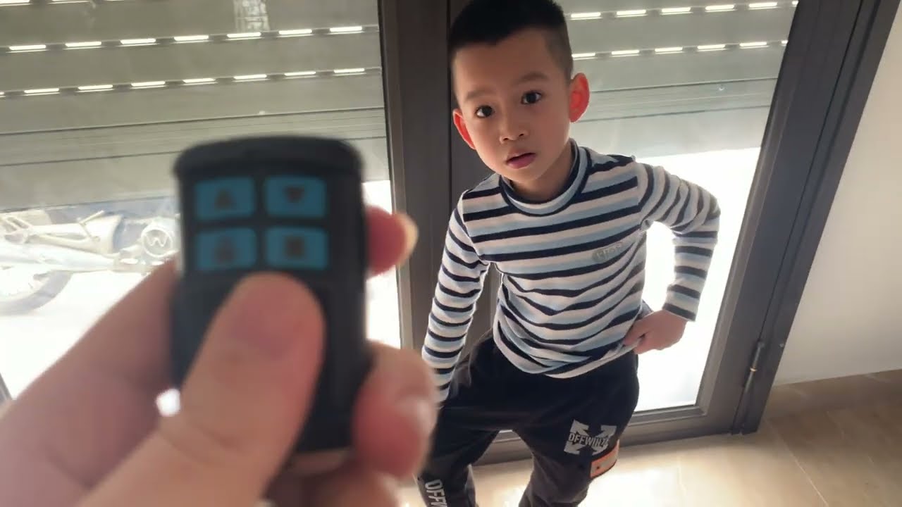 Hướng dẫn các bé sử dụng cửa cuốn Gia đình
