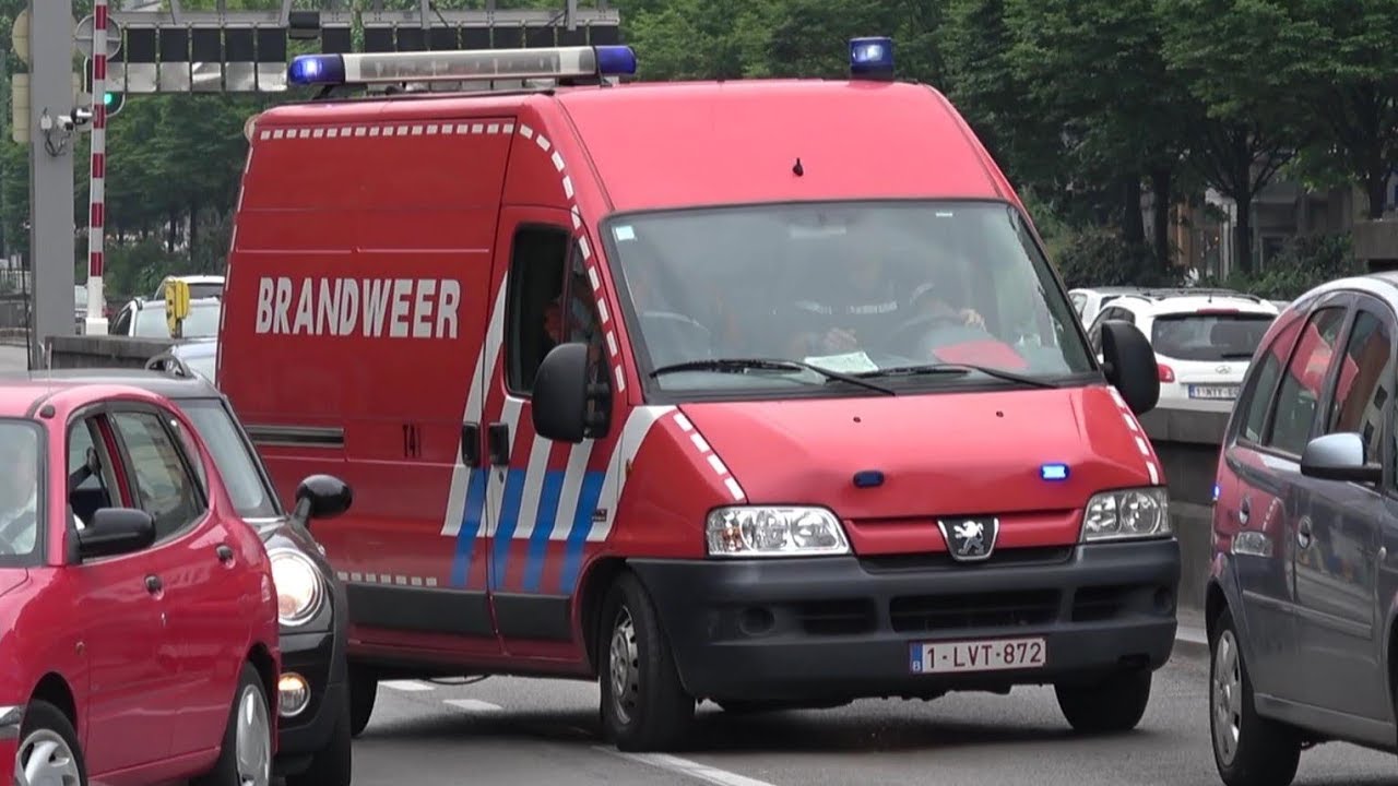 [BE] Brussels Fire Dept. - Equipment Van responding on lights + sirens
