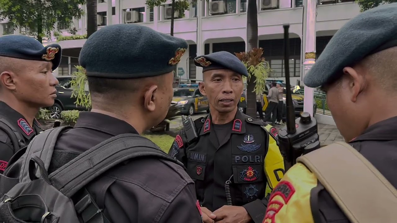 BRIMOB JABAR LAKSANAKAN PENGAMANAN KEGIATAN MASYARAKAT | PAM UNRAS DI GEDUNG SATE
