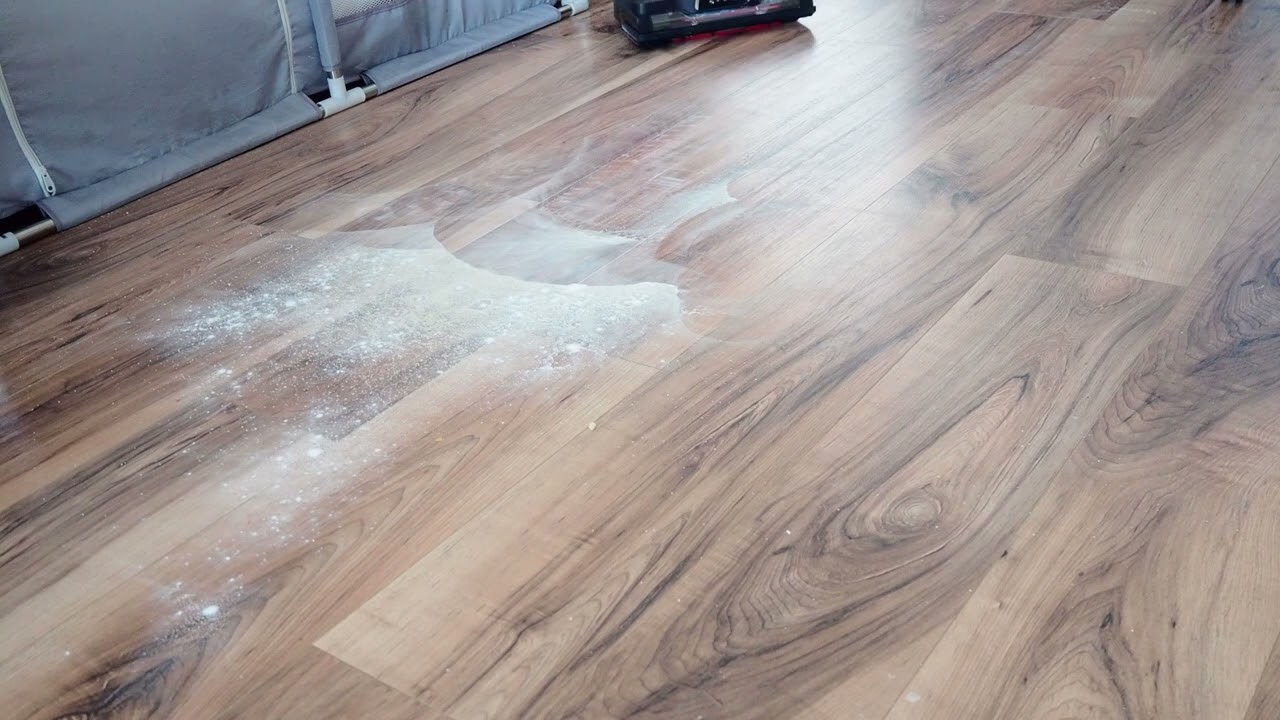 Robot sprzątający TEFAL X-PLORER S240 AI+ - odkurzanie brudnej podłogi