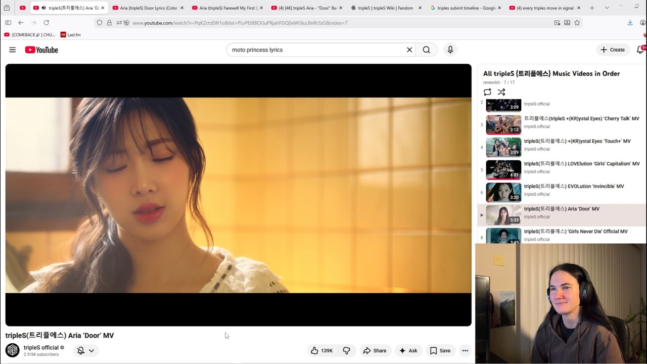 tripleS Aria Door reaction