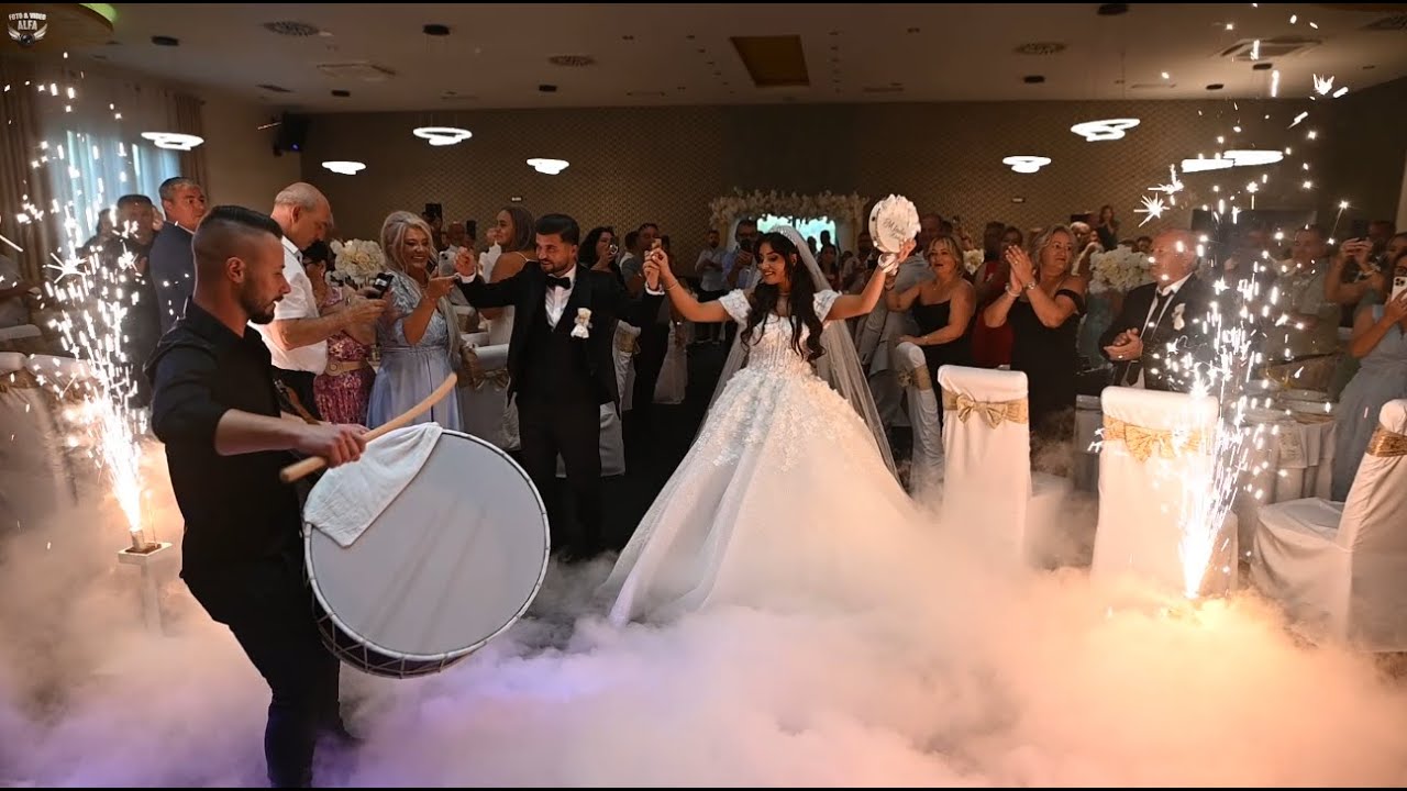Ulazak mladenaca u restoran kao iz holivudskog filma