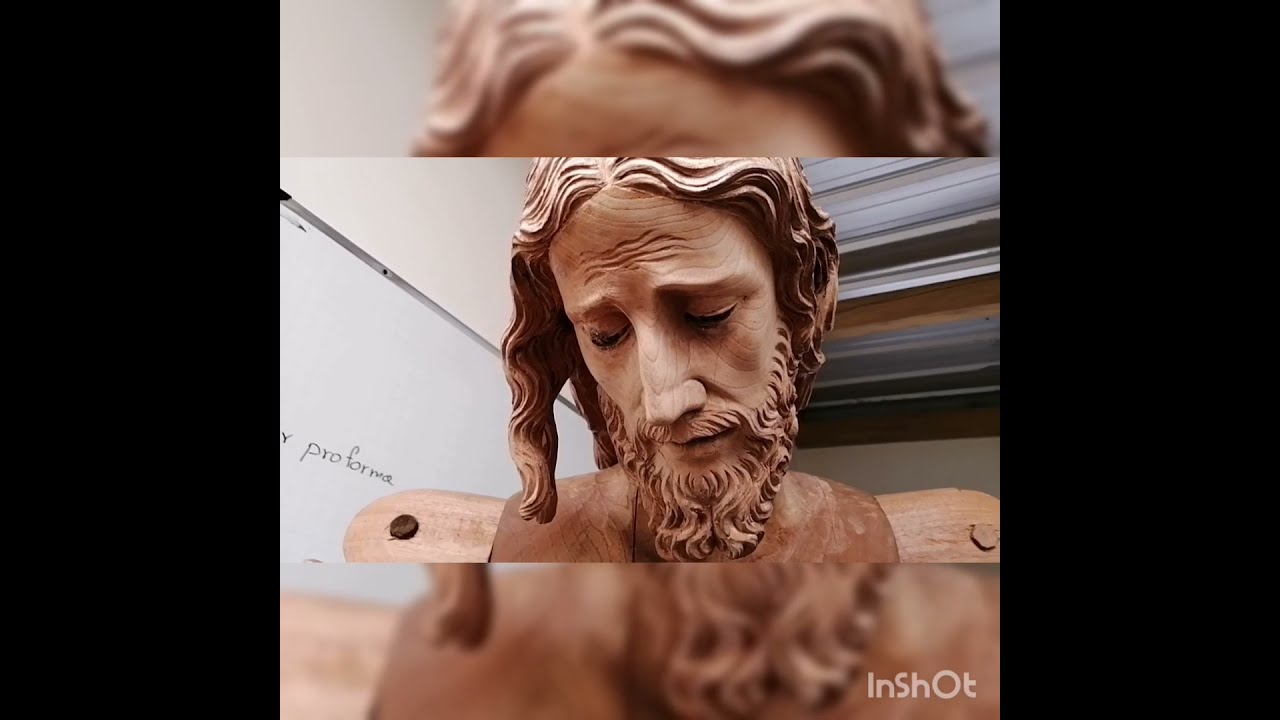 Escultura tallada de un Cristo Nazareno en madera