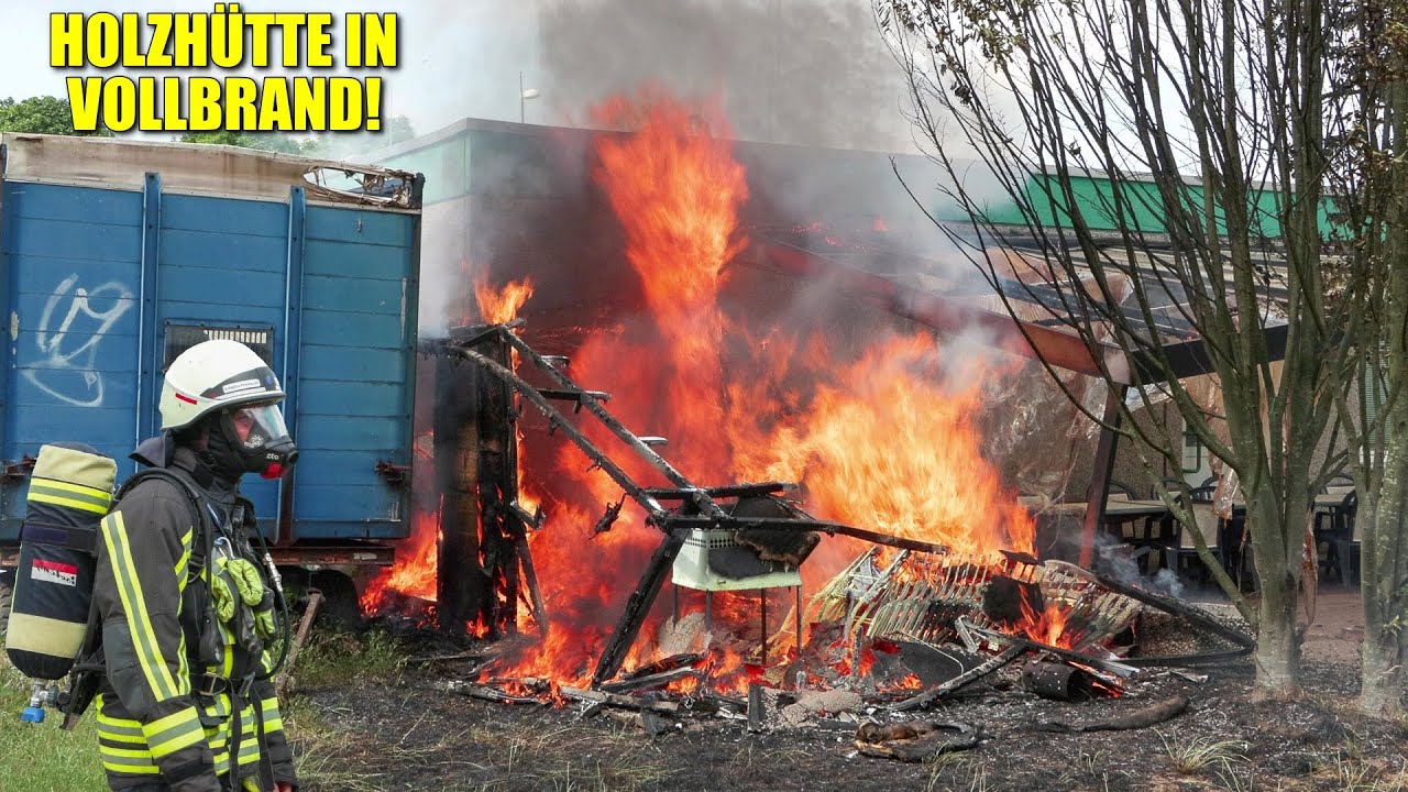 [AUSGEDEHNTER BRAND AUF SPORTANLAGE!] - Flammen drohten auf ein Gebäude überzugreifen ~ Langenfeld -