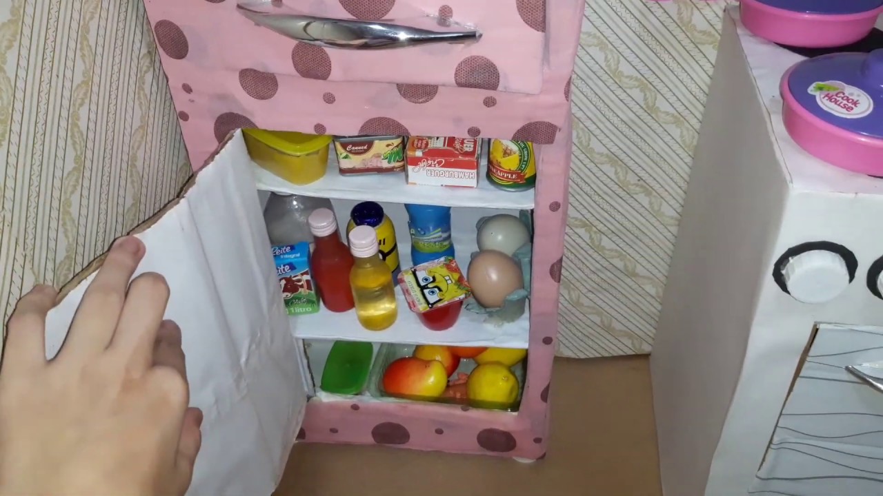 Mostrando o que tem dentro da minha geladeira de papelão que eu mesmo fiz