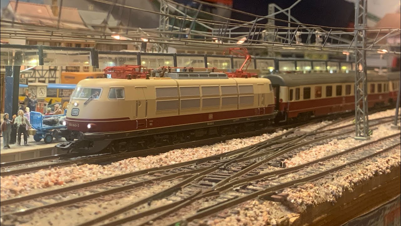 Trix 103 243-2 mit TEE 6 Rheingold begegnet einem Trix Seetal Krokodil De6/6 mit Seetal Wagen