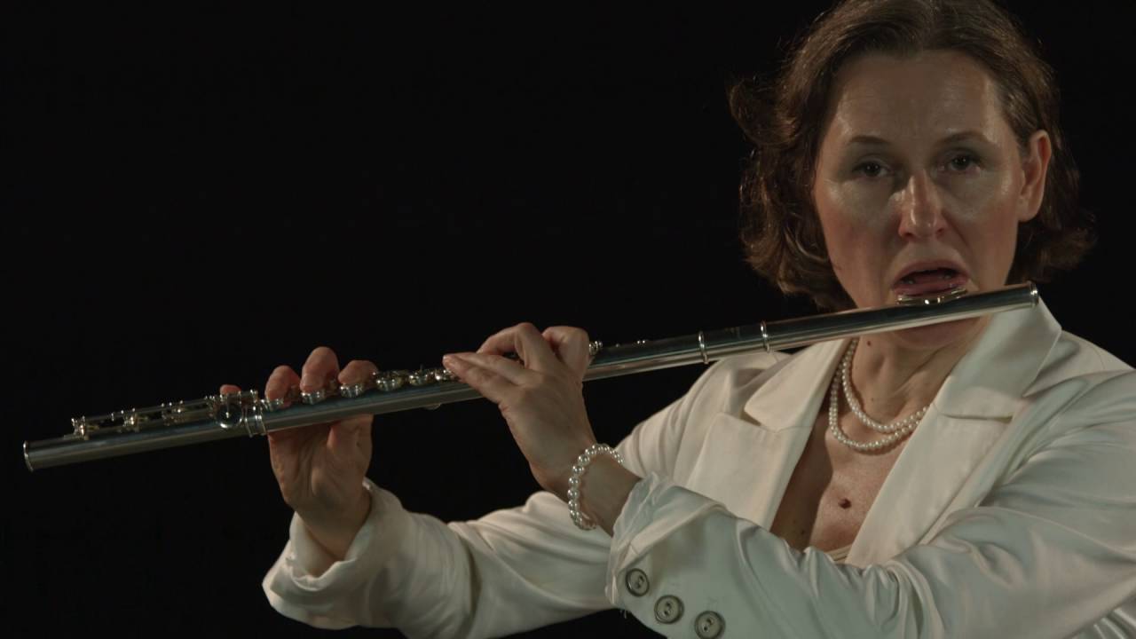 Caroline Renner erklärt die Flöte