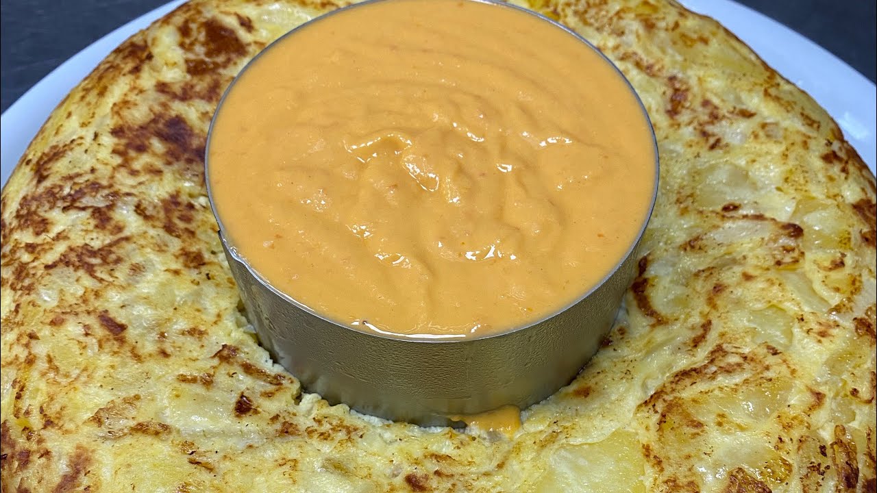 TORTILLA DE PAPAS CON SALMOREJO Y CEBOLLA