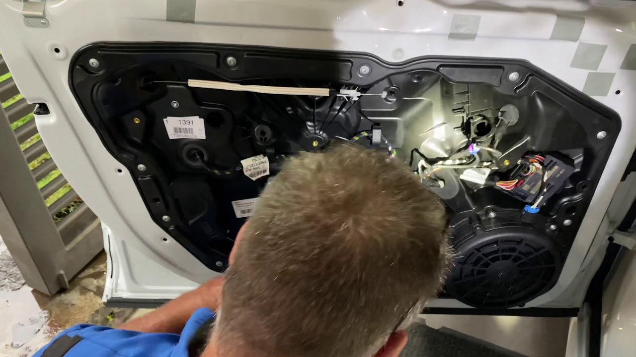 Porsche Cayenne 2018 door window glass removal. Извлечение бокового стёкла из двери