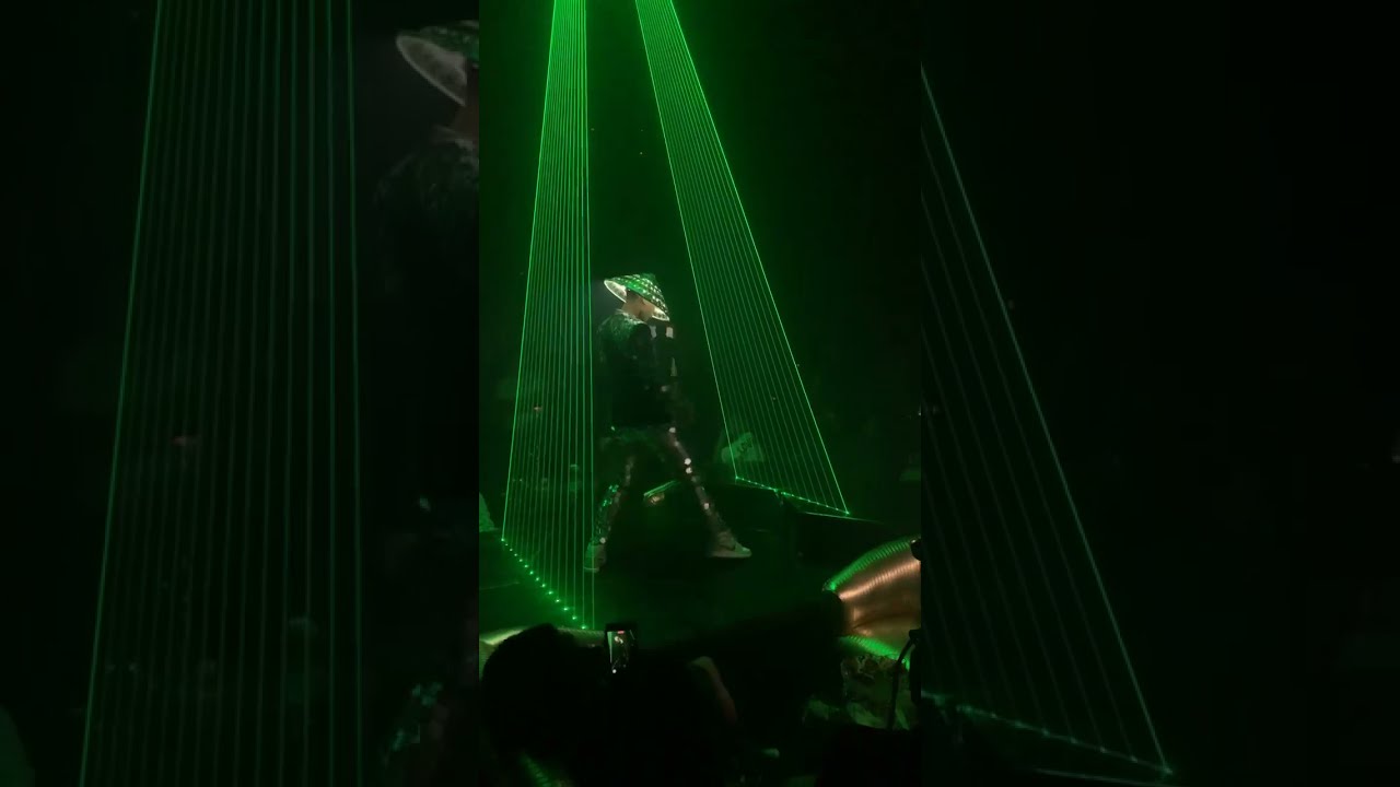 biểu diễn laser man - trình diễn với ánh sáng laser
