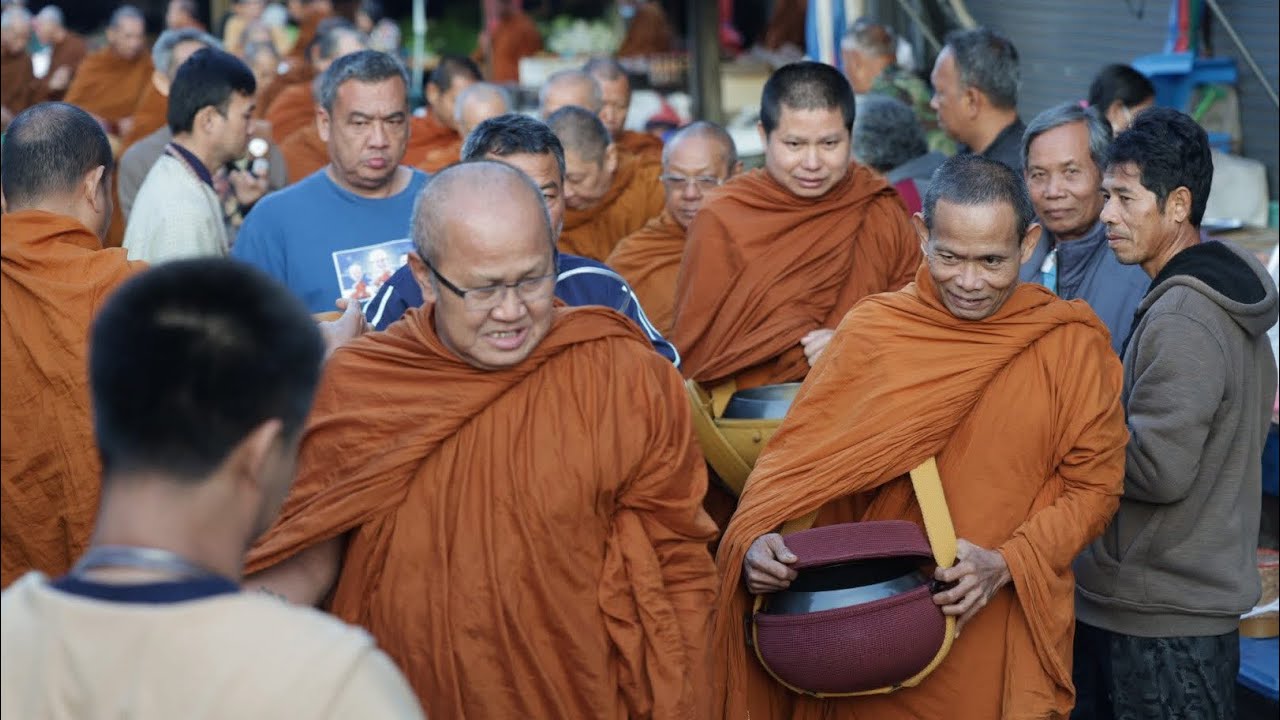 หลวงตาพาบิณฑบาต เช้าที่ช่องเม็กเมืองอุบล
